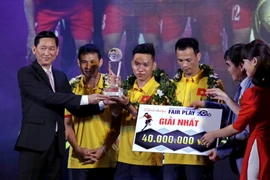 Ban tổ chức trao giải nhất cho đại diện tập thể Đội Futsal Việt Nam tại lễ trao giải Fair Play 2016. (Ảnh: Thế Anh/TTXVN)