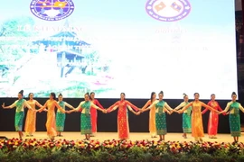 Tiết mục văn nghệ tại lễ khai mạc liên hoan. (Ảnh: Phạm Kiên/Vietnam+)