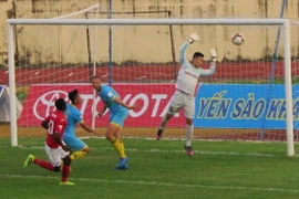 Pha sút bóng của cầu thủ Sanna Khánh Hòa-BVN (quần áo xanh). (Ảnh: Tiên Minh/TTXVN)