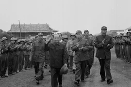 Tổng Bí thư Trường Chinh chúc Tết bộ đội Trường Sơn, Xuân Giáp Dần 1974. (Ảnh: Lâm Hồng/TTXVN)