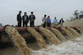 Lãnh đạo sở Nông nghiệp và Phát triển nông thôn Hà Nội kiểm tra lấy nước ở trạm bơm Phù Sa. (Ảnh: Đỗ Phương Anh/TTXVN)