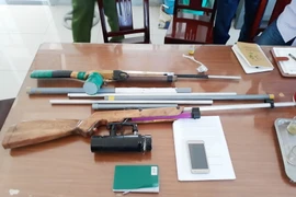 Súng tự chế hơi cồn bắn đạn bi sắt được công an huyện Ninh Hải, tỉnh Ninh Thuận thu giữ. (Ảnh: Nguyễn Thành/TTXVN)