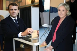 Ứng cử viên Marine Le Pen (phải) và ứng cử viên Emmanuel Macron (trái) bỏ phiếu tại các địa điểm bầu cử ở Henin-Beaumont và Le Touquet. (Nguồn: AFP/TTXVN)