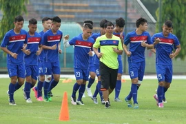 Các tuyển thủ U20 chạy nhẹ khởi động trước khi vào buổi tập. (Ảnh: Quốc Khánh/TTXVN)