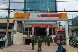 Công an Đồng Nai đang phong tỏa hiện trường vụ cướp để điều tra. (Ảnh: Sỹ Tuyên/TTXVN)