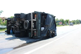 Hiện trường vụ lật xe ôtô trên Quốc lộ 1A qua Quảng Bình, sáng 1/5. (Ảnh: Thành Long/TTXVN)