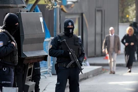 Cảnh sát gác trước hộp đêm Reina sau vụ tấn công. (Nguồn: EPA/TTXVN)