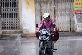 Bắc Bộ, Hà Nội mưa dông kéo dài, Trung Bộ nắng nóng trên 37 độ C 