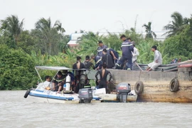 Các lực lượng chức năng đang tìm người mất tích. (Ảnh: Huyền Trang/TTXVN)