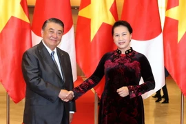 Chủ tịch Quốc hội Nguyễn Thị Kim Ngân đón Chủ tịch Hạ viện Nhật Bản Oshima Tadamori. (Ảnh: Trọng Đức/TTXVN)