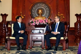Bí thư Thành ủy Thành phố Hồ Chí Minh Nguyễn Thiện Nhân tiếp ông Jegal Won Youg, Chủ tịch Hội đồng thành phố Incheon (Hàn Quốc). (Ảnh: Thanh Vũ/TTXVN)