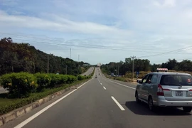 Đường trục chính Bắc-Nam đảo Phú Quốc được đầu tư xây dựng mới. (Ảnh: Lê Sen/TTXVN)