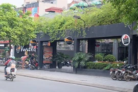 Kiểm tra phản ánh bãi đỗ xe bị "xẻ thịt" làm nhà hàng ở quận Cầu Giấy