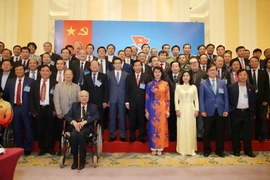 Phó Thủ tướng Vũ Đức Đam chụp ảnh chung với Ban Chấp hành Ủy ban Olimpic Việt Nam khóa V. (Ảnh: Quốc Khánh/TTXVN)