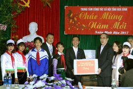 Chủ tịch Nguyễn Thiện Nhân tặng quà, chúc Tết cho cán bộ nhân viên Trung tâm Công tác xã hội tỉnh Hòa Bình. (Ảnh: Nguyễn Dân/TTXVN)