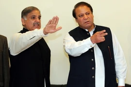 Ảnh tư liệu: Ông Nawaz Sharif (phải) và ông Shahbaz Sharif (trái) tại cuộc họp báo ở Lahore ngày 25/2/2009. (Nguồn: AFP/TTXVN)