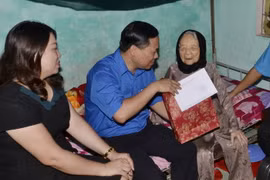 Anh Nguyễn Phi Long Bí thư Trung ương đoàn, Chủ tịch Hội Liên hiệp thanh niên Việt Nam đại diện Ban tổ chức thăm hỏi Mẹ Việt Nam anh hùng trên địa bàn Huyện Điện Bàn. (Nguồn: Trung ương Đoàn)