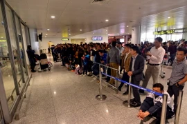Sảnh chờ nhà ga quốc tế T2 những ngày nay luôn trong tình trạng chật cứng. (Ảnh: Lê Hiếu/TTXVN phát)