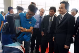 Bộ trưởng Bộ Giáo dục và Đào tạo Phùng Xuân Nhạ tham quan sản phẩm robot tiếp tân do sinh viên trường Đại học Sư phạm Kỹ thuật Thành phố Hồ Chí Minh chế tạo. (Ảnh: Phương Vy/TTXVN)