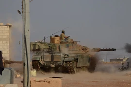 Xe tăng quân đội Thổ Nhĩ Kỳ tấn công IS ở phía Bắc Aleppo. (Nguồn: AFP)