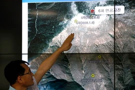 Giám đốc Cục động đất và núi lửa thuộc Cơ quan khí tượng Hàn Quốc công bố vị trí xảy ra trận động đất được cho là vụ thử bom H ở Triều Tiên ngày 3/9. (Nguồn: EPA/ TTXVN)