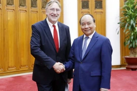 Thủ tướng Nguyễn Xuân Phúc tiếp ông Bernd Lange Chủ tịch Ủy ban Thương mại Quốc tế thuộc Nghị viện châu Âu. (Ảnh: Văn Điệp/TTXVN)