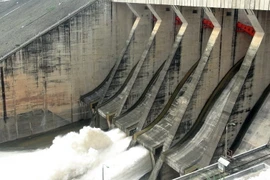 Cửa xả lũ Nhà máy Thủy điện Hòa Bình xả 3 cửa xả đáy hồi tháng 7. (Ảnh: Vũ Hà/TTXVN)