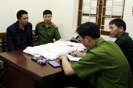 Đối tượng Nông Tôn Bảo cùng tang vật tại cơ quan điều tra. (Ảnh: Thái Thuần/TTXVN)