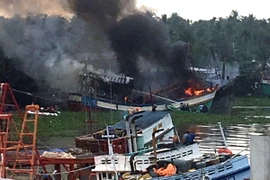 Tàu cá của ngư dân Thanh Hóa bị cháy rụi khi đang neo đậu