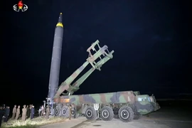 Ảnh tư liệu: Nhà lãnh đạo Triều Tiên Kim Jong-Un theo dõi quá trình chuẩn bị phóng tên lửa đạn đạo Hwasong-12 ở Bình Nhưỡng ngày 29/8. (Nguồn: Yonhap/TTXVN)