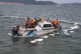 Ứng phó với sự cố tràn dầu trên biển Thanh Hóa do vụ chìm tàu ở khu vực biển giáp ranh Thanh Hóa-Nghệ An, ngày 6/8. (Ảnh: Khiếu Tư/TTXVN)