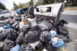 Rác thải đầy tràn trên đường phố của Rome. (Nguồn: ANSA)