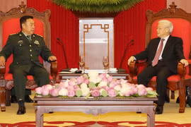 Tổng Bí thư Nguyễn Phú Trọng , Bí thư Quân ủy Trung ương tiếp Thượng tướng Phạm Trường Long, Ủy viên Bộ Chính trị, Phó Chủ tịch Quân ủy Trung ương Trung Quốc. (Ảnh: Trí Dũng/TTXVN)