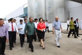 Bí thư Trung ương Đảng, Trưởng Ban Tuyên huấn Trung ương Đảng Nhân dân Cách mạng Lào Kikeo Khaykhamphithoune thăm Nhà máy sữa Việt Nam tại khu Công nghiệp Mỹ Phước II, tỉnh Bình Dương. (Ảnh: Thanh Vũ/Vietnam+)