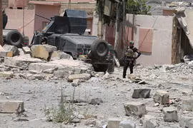 Binh sỹ Iraq tiến vào làng al-Saha, phía tây Mosul ngày 29/5. (Nguồn: THX/TTXVN)