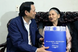 Bộ trưởng Bộ Lao động, Thương binh và Xã hội Đào Ngọc Dung thăm, tặng quà một số gia đình chính sách tại thành phố Hải Phòng, ngày 16/2. (Ảnh: Quang Quyết/TTXVN)