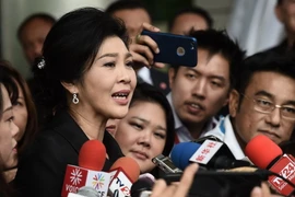 Bà Yingluck Shinawatra trả lời phỏng vấn sau khi rời Tòa án Tối cao ở Bangkok ngày 21/7. (Nguồn: AFP/TTXVN)