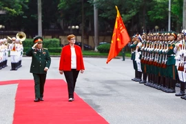 Đại tướng Ngô Xuân Lịch, Bộ trưởng Bộ Quốc phòng và Thượng nghị sỹ Marise Payne, Bộ trưởng Bộ Quốc phòng Australia duyệt đội danh dự Quân đội Nhân dân Việt Nam. (Ảnh: An Đăng/TTXVN)