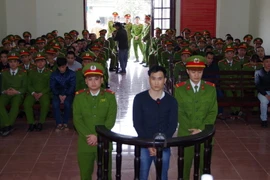 Bị cáo Trần Đức Duy và đồng phạm tại phiên tòa. (Ảnh Vũ Hà/TTXVN)