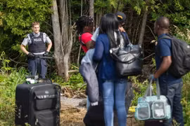 Người di cư Haiti chuẩn bị vượt biên để vào Canada ngày 4/8. (Nguồn: AFP/TTXVN)