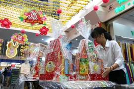 Siêu thị Co.opmart Đinh Tiên Hoàng - Thành phố Hồ Chí Minh gói và giao giỏ quà Tết Đinh Dậu 2017 miễn phí. (Ảnh: Thanh Vũ/TTXVN)