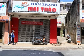Một cửa hàng phải đóng cửa sau khi căn nhà bị sụt lún, nứt đất bất thường. (Ảnh: Nguyễn Dũng/TTXVN)