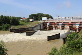 Đập xả hồ Dầu Tiếng. (Nguồn: TTXVN)