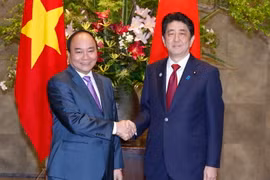 Thủ tướng Nhật Bản Shinzo Abe đón Thủ tướng Nguyễn Xuân Phúc trong chuyến thăm Nhật Bản, tháng 5/2016. (Ảnh: Thống Nhất/TTXVN)