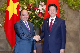 Thủ tướng Nhật Bản Shinzo Abe đón Thủ tướng Nguyễn Xuân Phúc trong chuyến thăm Nhật Bản, tháng 5/2016. (Ảnh: Thống Nhất/TTXVN)