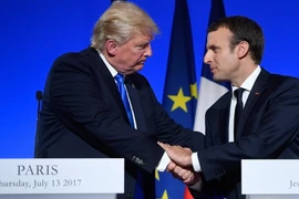Tổng thống Pháp Emmanuel Macron (phải) và Tổng thống Mỹ Donald Trump (trái) tại cuộc họp báo chung ngày 13/7. (Nguồn; AFP/TTXVN)