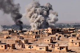 Khói bốc lên sau một cuộc không kích trong chiến dịch chống khủng bố tại Bughayliyah, ngoại ô Deir ez-Zor, Syria ngày 13/9. Ảnh minh họa. (Nguồn: AFP/TTXVN)