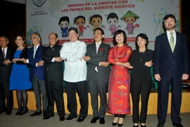 Đại sứ Malaysia, Indonesia, Philippines, Thái Lan và Việt Nam chụp ảnh với các hạ nghị sỹ Mexico. (Ảnh: Việt Hùng/Vietnam+)