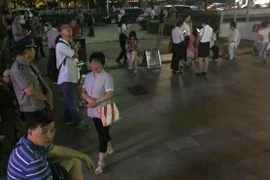 Người dân chạy ra ngoài đường sau trận động đất. (Nguồn: AFP)