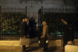 Cảnh sát điều tra hiện trường vụ việc. (Nguồn: AP)